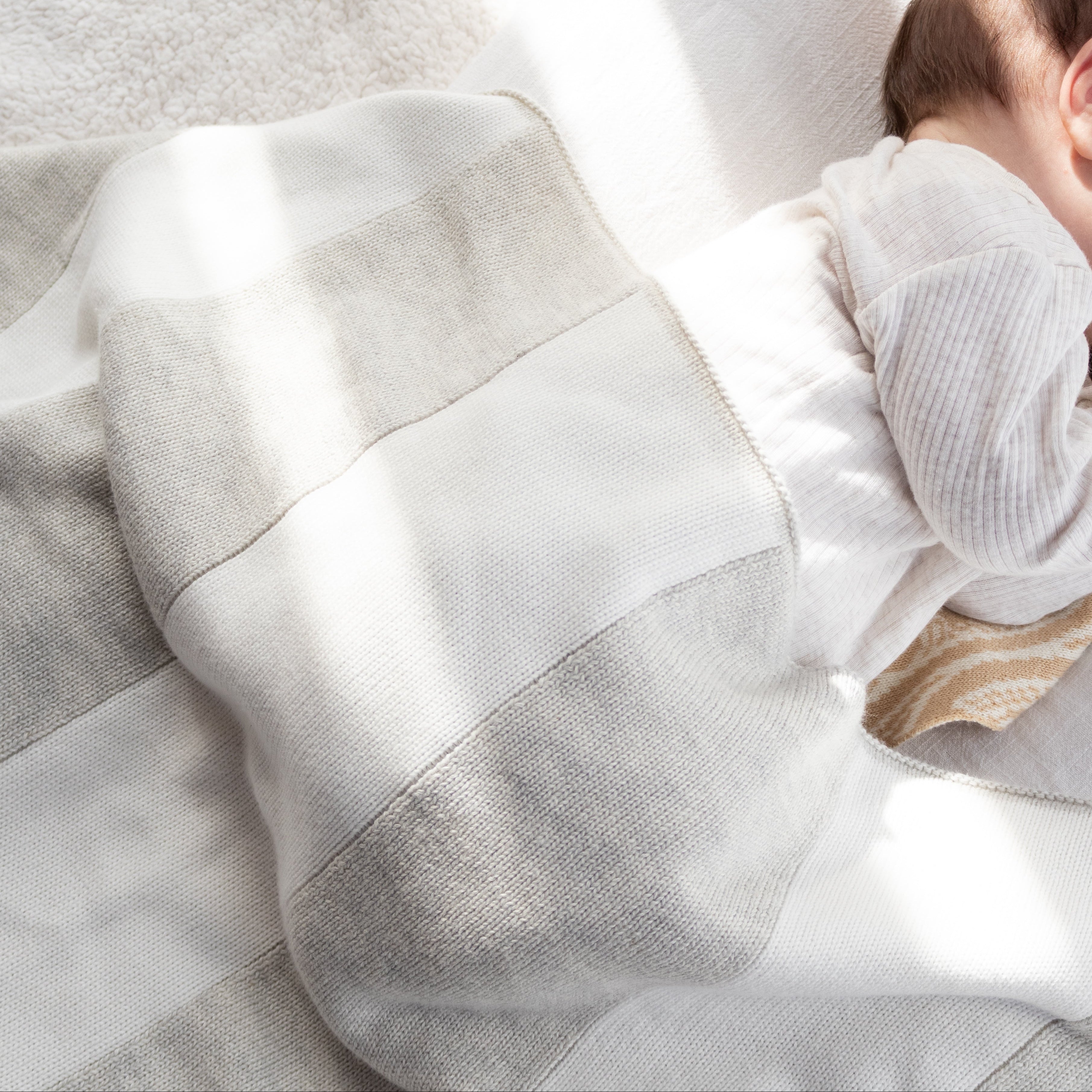 Knit blanket - Large stripes milk and mist