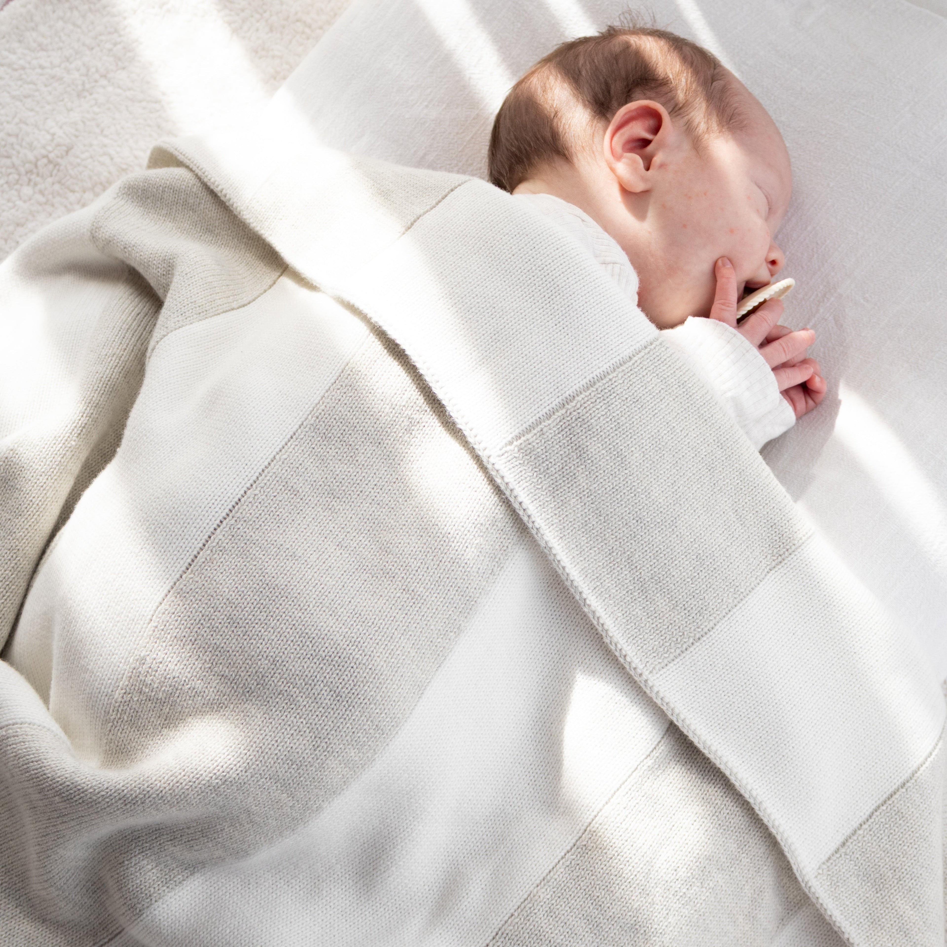 Knit blanket - Large stripes milk and mist